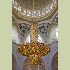 Wnętrze meczetu oświetla siedem pozłacanych żyrandoli wzbogaconych kryształami Swarowskiego. Oto największy na świecie (10 m średnicy, 15 m wysokozsci) zdobi główne sklepienie.