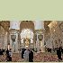 Główna sala modlitewna mieści do 9 tys. wiernych, jest przystrojona złotem, spoczywa na 96 marmurowych kolumnach wykładanych ametystem, lazurytem i czerwonym agatem. Podłoga wyłóżona jest największym na świecie ręcznie tkanym perskim dywanem 5627 m2.