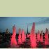 Centralna aleja parku Zwycięstwa. Wieczorem fontanny przybierają czerwony kolor na pamiątkę przelanej krwi  w II wojnie światowej. W głębi wysoki obelisk - pomnik bogini Nike rzeźbiarza Z. Ceretelli