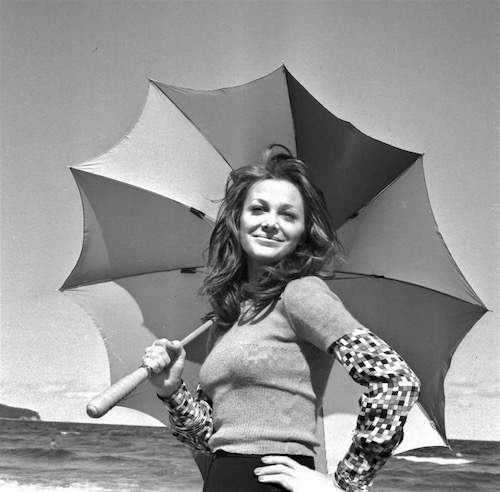 http://irenajarocka.pl/webdocs/image/2019/KG/Sopot-1973-zdjecie-na-plazy-z-parasolem.jpeg