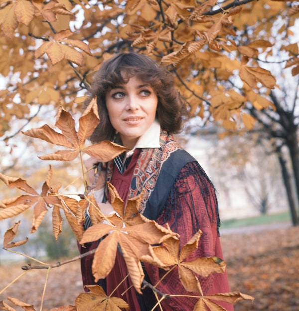 http://irenajarocka.pl/webdocs/image/2021/KG/Irena-przy-jesiennym-drzewie-1976-3.jpg