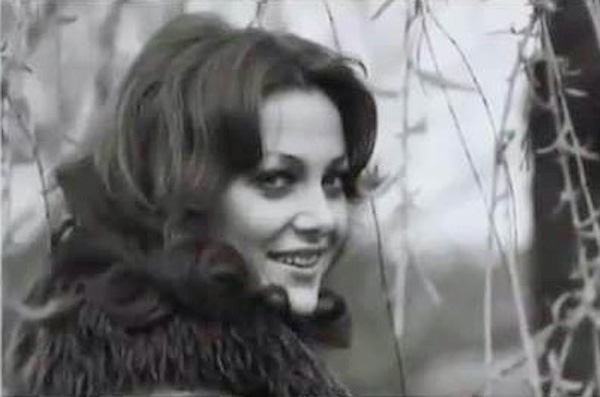 http://irenajarocka.pl/webdocs/image/2023/KG/Irena-portretowe-profil-w-kozuchu-w-plenerze-1975.jpg