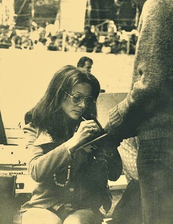 http://irenajarocka.pl/webdocs/image/2024/KG/Irena-Festiwal-Sopot-1974-na-widowni-daje-autograf.jpg