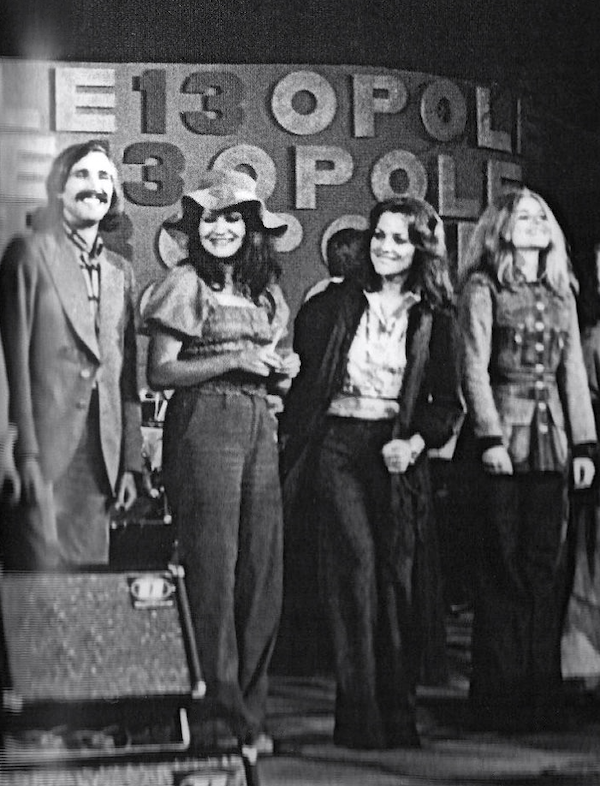 http://irenajarocka.pl/webdocs/image/2025/KG/Festiwal-Opole-1975-scena-foto-grupowe-wycinek.jpg