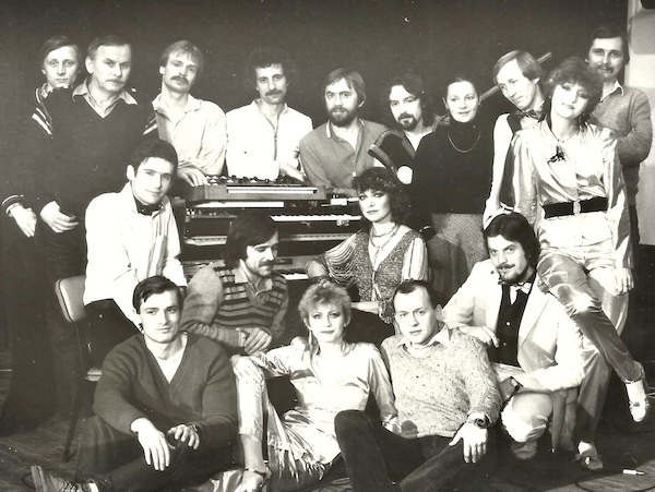 http://irenajarocka.pl/webdocs/image/2025/KG/Irena-grupowo-z-zespolem-z-AURA-Jerzy-Bogdanowicz-Janek-Wisniewski-2.jpg