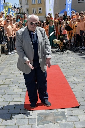 http://irenajarocka.pl/webdocs/image/2026/KG/Bogdan-Olewicz-gwiazda-na-rynku-w-Opolu-stojac.jpeg