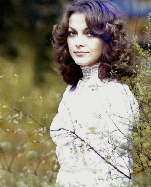 http://irenajarocka.pl/webdocs/image/2026/KG/Irena-1975-sesja-do-2LP-w-bialej-bluzce-foto-Karewicz.jpeg