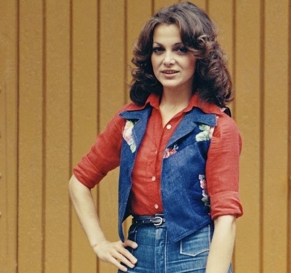 http://irenajarocka.pl/webdocs/image/2026/KG/Irena-1975-sesja-tyl-okladki-2LP-czerwona-bluzka-jeans-kamizelka.jpeg