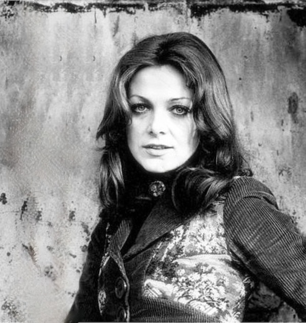 http://irenajarocka.pl/webdocs/image/2026/KG/Irena-1975sesja-przy-murze-fot-Karewicz.jpeg