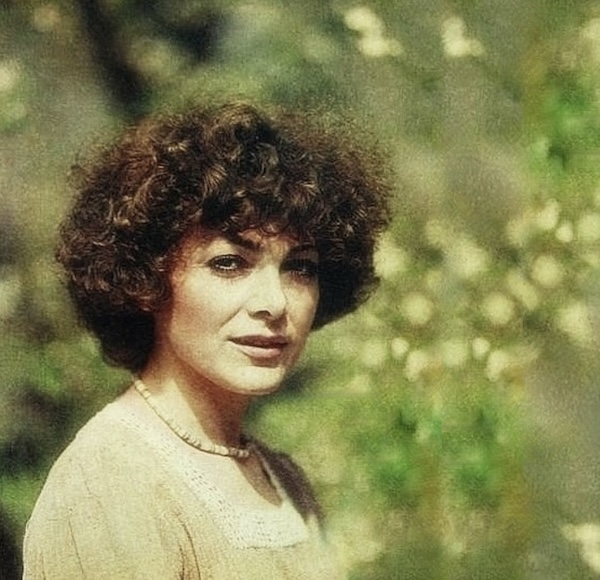 http://irenajarocka.pl/webdocs/image/2026/KG/Irena-1976-lniana-suknia-wlosy-trwalaondulacja-fot-Karewicz.jpeg