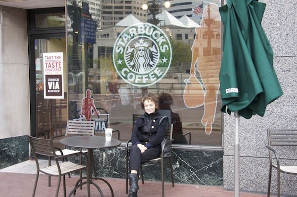 http://irenajarocka.pl/webdocs/image/2026/KG/Irena-na-tle-kawiarni-Starbucks-czarna-skorzana-kurtka.jpg