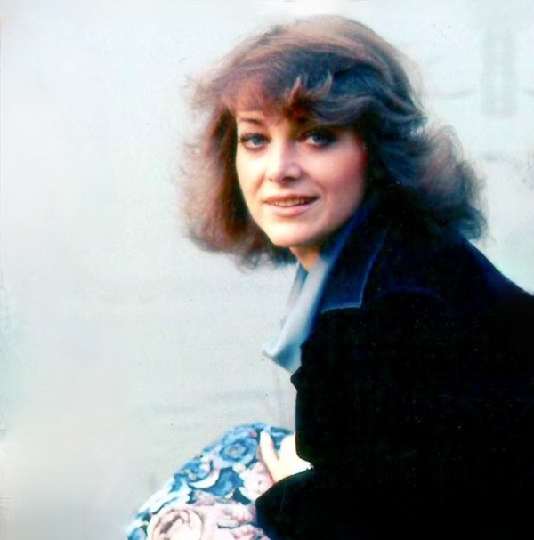 http://irenajarocka.pl/webdocs/image/2026/KG/Irena-przy-jeziorze-labadz-w-tle-1979.jpeg