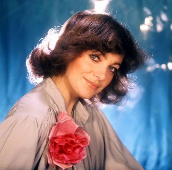 http://irenajarocka.pl/webdocs/image/2026/KG/Irena-sesja-1978-bezowa-bluzka-z-roza-fot-Jerzy-Michalski.jpg